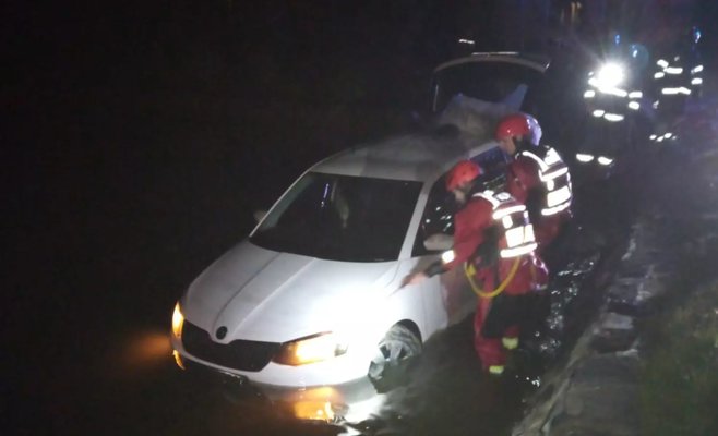 Из пруда в Градецком крае торчал светящийся автомобиль