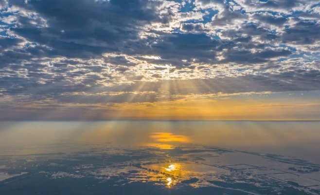 Микропластик попал в атмосферу облаков и может влиять на погоду, считают ученые