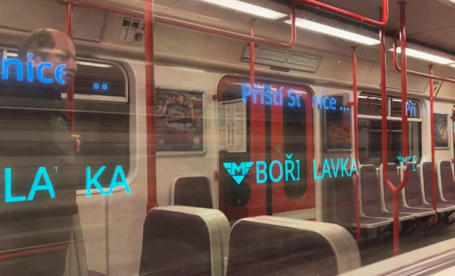 За окнами метро проплывает кит или бежит стадо слонов. Но поэтические сцены вскоре пропадут из тоннелей.