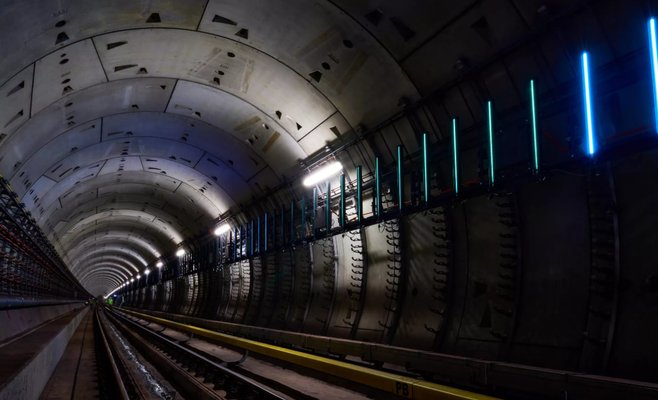 За окнами метро проплывает кит или бежит стадо слонов. Но поэтические сцены вскоре пропадут из тоннелей.