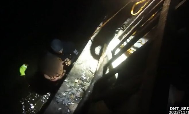 Бездомный помог спасти человека, упавшего с Главкова моста в реку Влтава