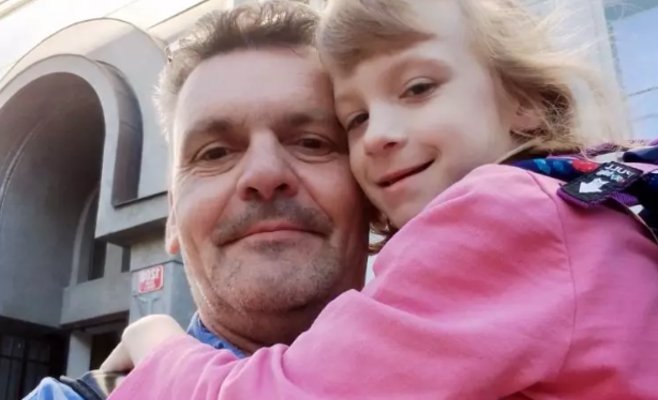 Отец-одиночка, живущий на пособие. Он не работает, его дочь постоянно болеет.