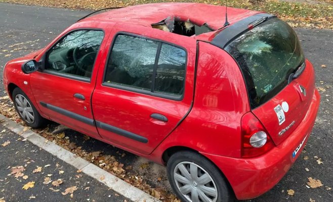 Метеорит пробил полуметровую дыру в автомобиле в Страсбурге, сообщает полиция