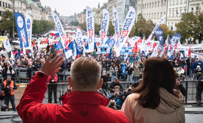 Миллион человек выходят против правительства
