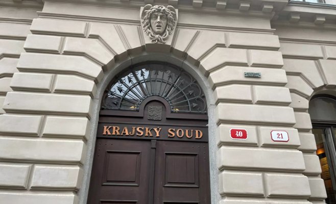 Отец показывал порно своей маленькой дочери, а затем занимался с ней сексом