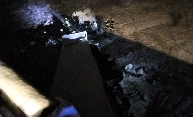 Грузовик упал с моста на D1 и загорелся. Водитель погиб