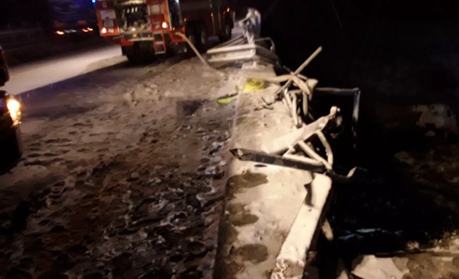 Грузовик упал с моста на D1 и загорелся. Водитель погиб