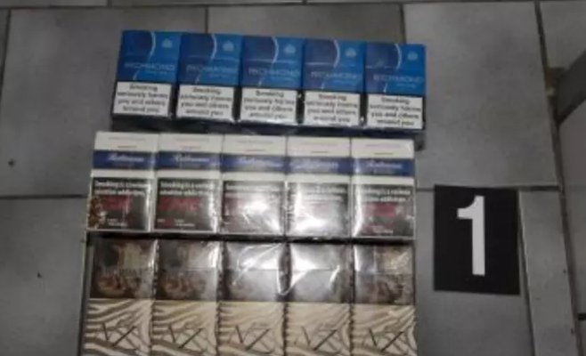 Двое иностранцев продавали поддельные сигареты в Чехии. Деньги они прятали в угле