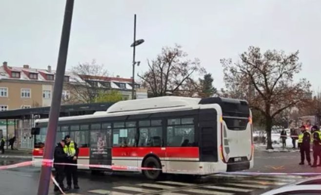 Под воздействием наркотиков водитель автобуса сбил пенсионерку в Кладно, которая лишилась ноги