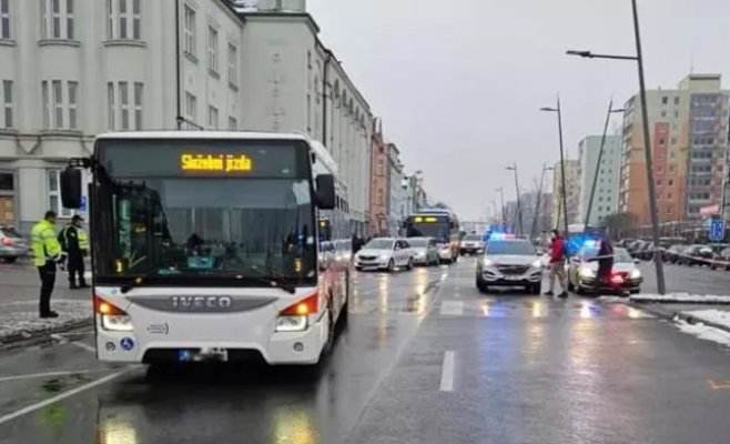 Под воздействием наркотиков водитель автобуса сбил пенсионерку в Кладно, которая лишилась ноги