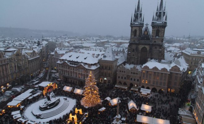 Рождественская елка на Староместской площади Праги, украшенная 8 км герлядной