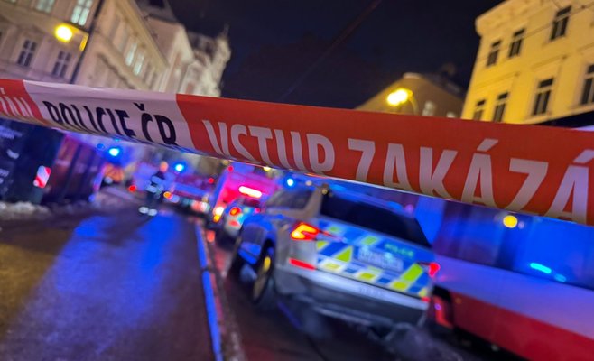 Трамвай сбил двух пешеходов на улице Národní třída в Праге