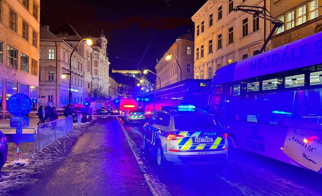 Трамвай сбил двух пешеходов на улице Národní třída в Праге