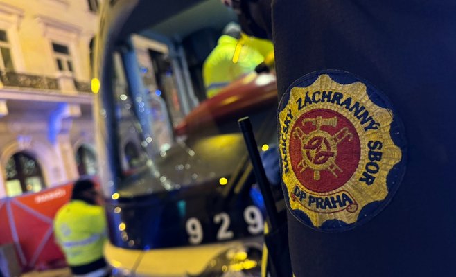 Трамвай сбил двух пешеходов на улице Národní třída в Праге
