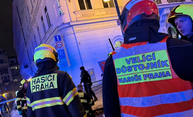 Трамвай сбил двух пешеходов на улице Národní třída в Праге