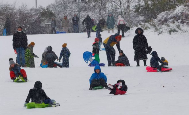 В выходные люди скупали санки