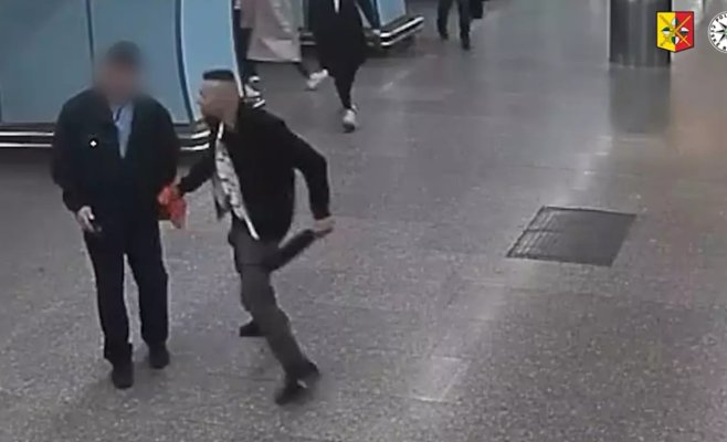 В Праге буйный мужчина набросился с мачете на контролеров. Его обезвредил пассажир