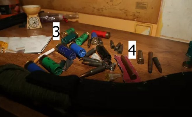 Полицейские обнаружили огнестрельное оружие, пули и взрывчатку в квартире мертвого мужчины в Плзни