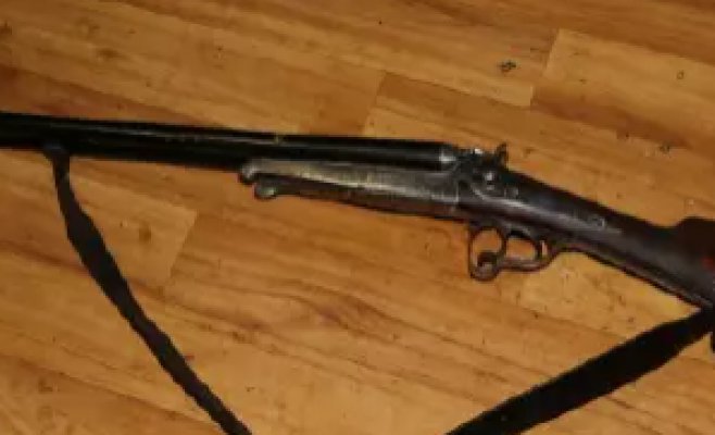 Полицейские обнаружили огнестрельное оружие, пули и взрывчатку в квартире мертвого мужчины в Плзни