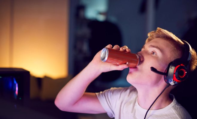 До 70 000 детей, употребляющих энергетические напитки, подвергаются риску