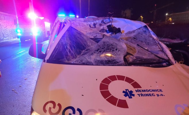 Ночью в Тршинеце на движущуюся машину скорой помощи упало дерево, пострадали три человека