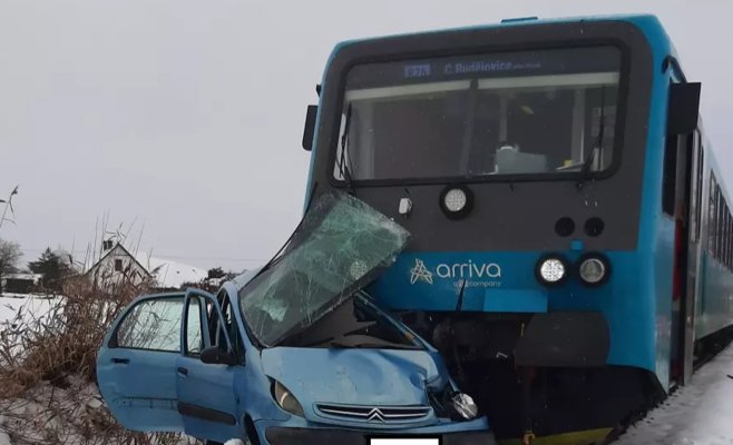 Скорый поезд в Писеке снес пассажирский автомобиль на переезде. Его водитель погиб
