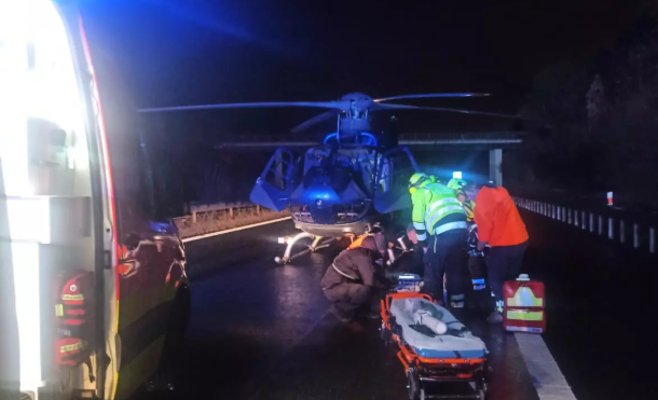 Автобус и грузовик столкнулись на трассе D8. На место происшествия вылетел вертолет