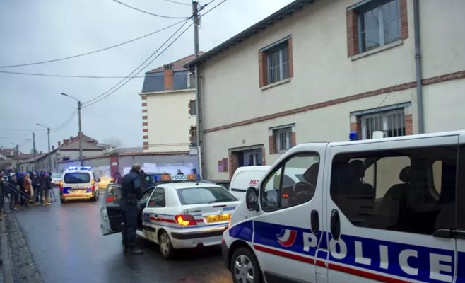 Отвратительные кадры с младенцами, уничтожение компьютеров молотком. Гигантская облава на педофилов во Франции