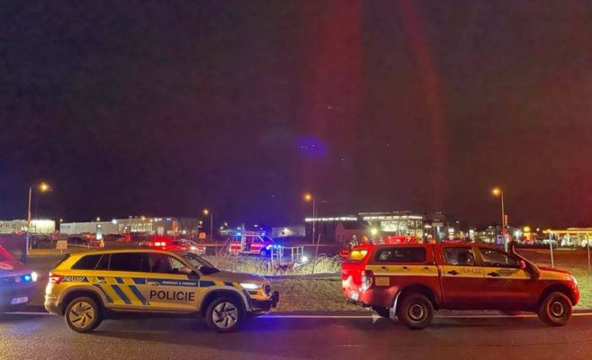 Молодой водитель въехал в накопительный резервуар посреди кольцевой развязки под Прагой, погиб на месте