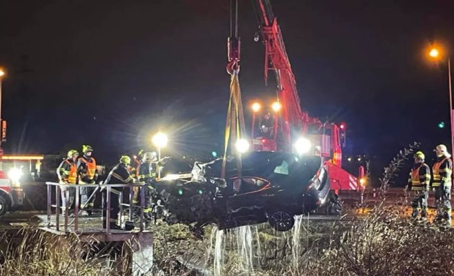 Молодой водитель въехал в накопительный резервуар посреди кольцевой развязки под Прагой, погиб на месте