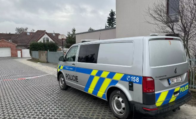 Полиция пришла за мужчиной в Праге. Он закрыл дверь и застрелился