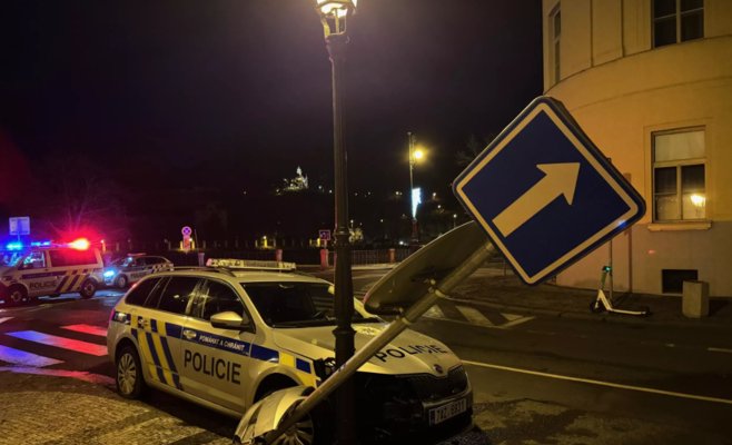 Дикая погоня в Праге, водитель врезался в полицейский блокпост