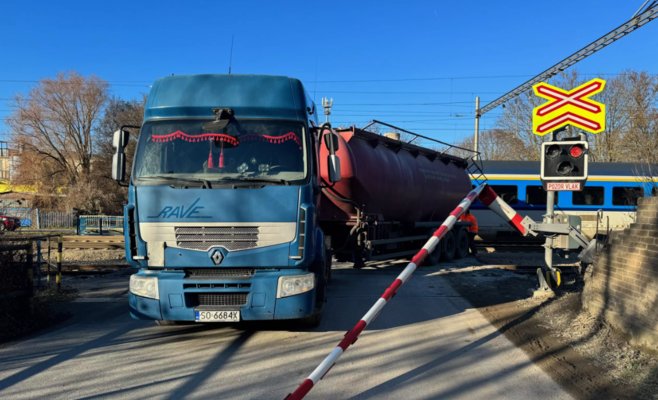 Цистерна застряла на переезде в районе Бероуна. В нее врезался поезд