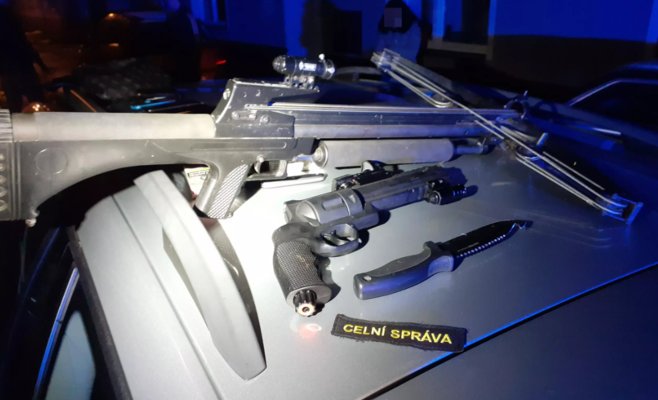 Таможенники в Оломоуце задержали словака, находившегося в международном розыске, который пытался скрыться