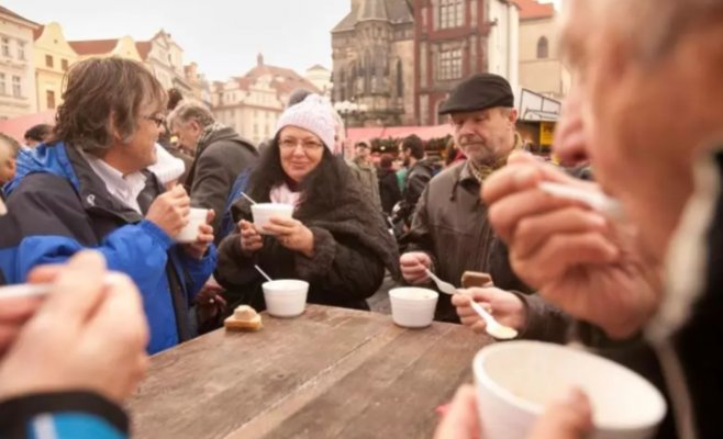 В канун Рождества в Праге традиционно будут угощать рыбным супом