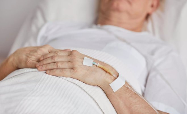 Умирающий мужчина из южной Чехии должен был лишиться своего имущества. Против эксперта и адвоката возбуждено уголовное дело.