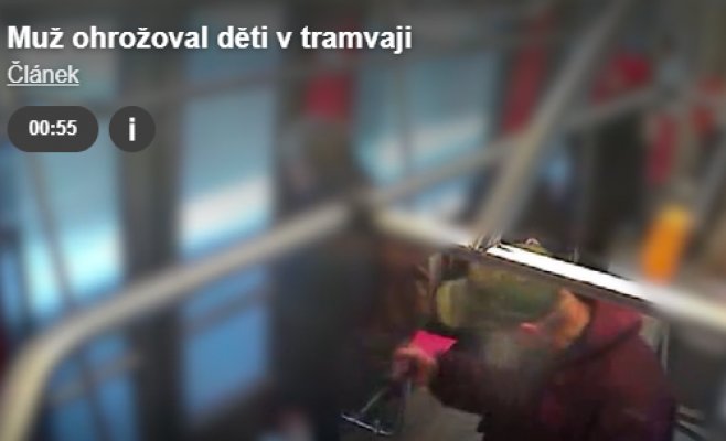 Мужчина в пражском трамвае наставил револьвер на детей