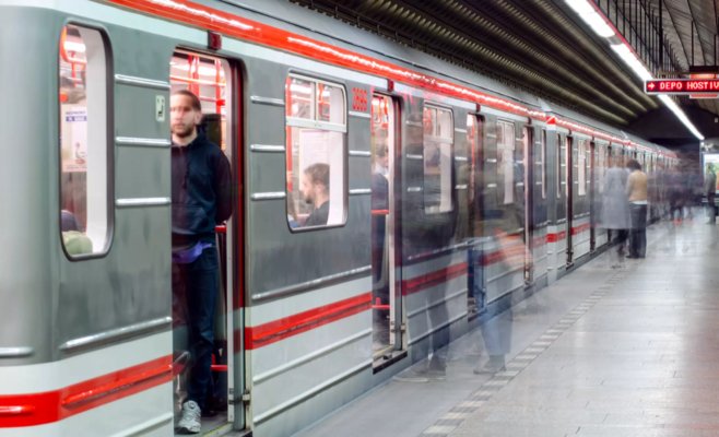 Движение на линии метро A было прервано. На рельсы выехала пустая коляска