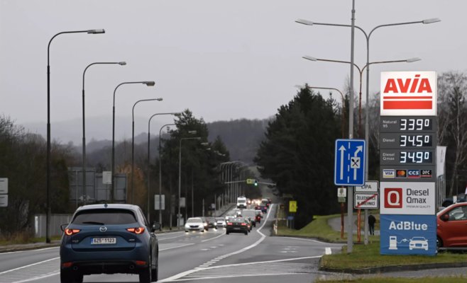 Бензин стал самым дешевым за последние два года