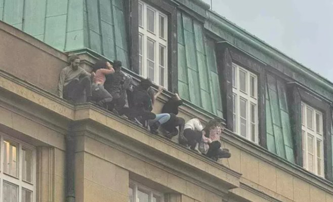 Мы услышали, как он поднялся к нам сзади. Студентка рассказала о том, как прыгали с крыши