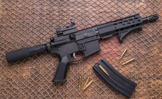 Стрелок вел огонь с балкона Пражского университета, вероятно, из винтовки AR-15