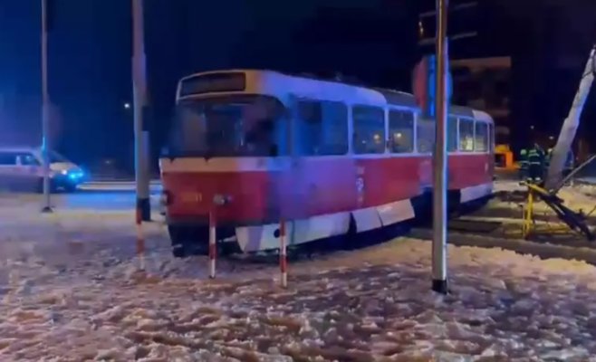 В пражском районе Петржины трамвай сошел с рельсов и остался стоять поперек дороги. Водитель получил травмы