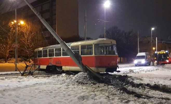В пражском районе Петржины трамвай сошел с рельсов и остался стоять поперек дороги. Водитель получил травмы