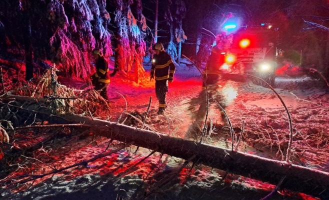 Экстремальная погода продолжается, десятки тысяч домов остались без электричества