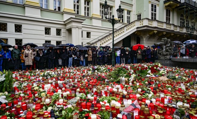 Государственный траур по жертвам стрельбы сопровождался литургиями, колокольным звоном и прерванными продажами