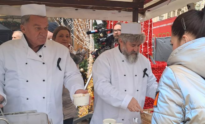 Рыбный суп традиционно подавали на Староместской площади, интерес был велик