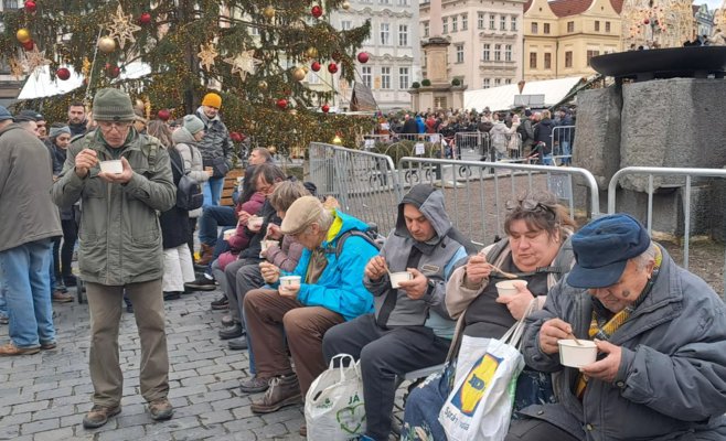 Рыбный суп традиционно подавали на Староместской площади, интерес был велик