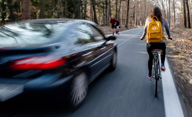Может ли велосипедист ехать по дороге, если рядом с ней есть тропинка? Вердикт суда внес ясность в этот спор.