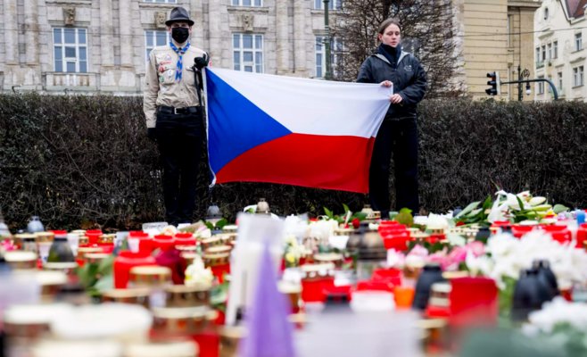 Люди продолжают зажигать свечи в память о жертвах стрельбы