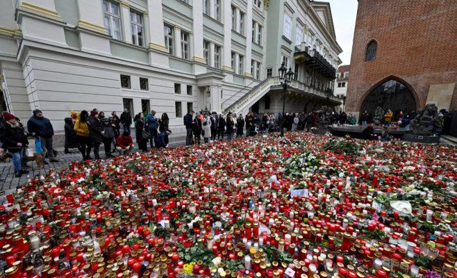 Люди продолжают зажигать свечи в память о жертвах стрельбы